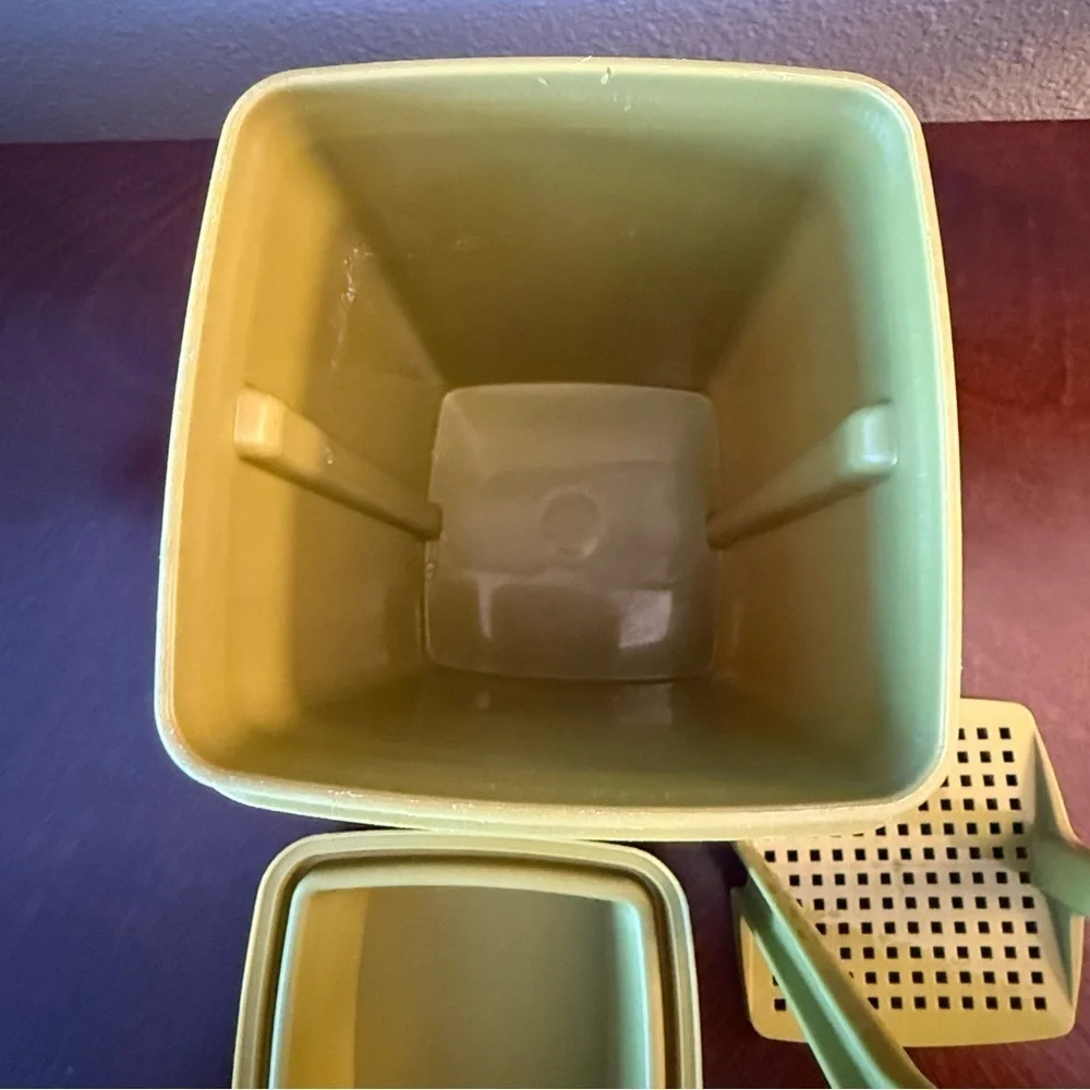 Tupperware vintage olive